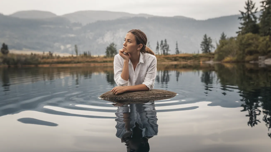 Mujer reflexionando sobre su miedo a enamorarse