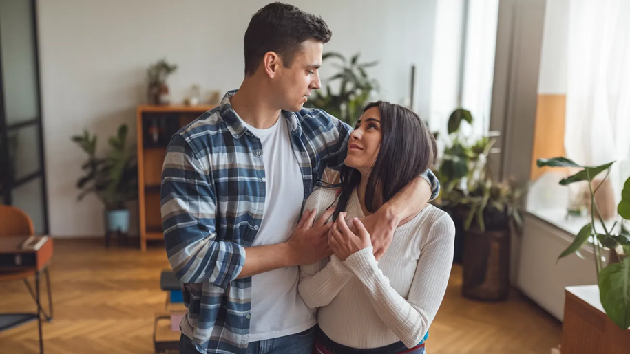 Pareja practicando comunicación asertiva