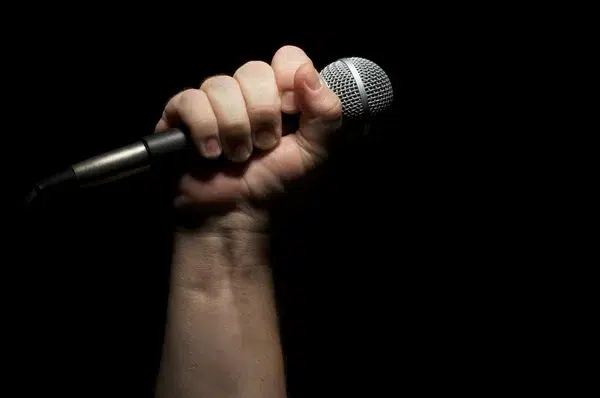 artistas cantando