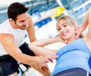 Coach entrenando a una persona en un gimnasio