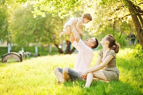 Familia compartiendo una experiencia de paz interior con su bebé