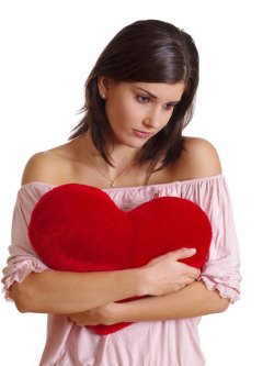 Mujer reflexionando sobre el miedo a enamorarse y superar inseguridades