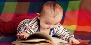 niño pequeño leyendo un libro