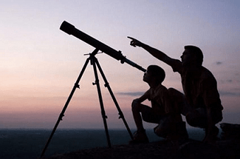 Experiencia de paz interior: un niño y su papá descubriendo el universo