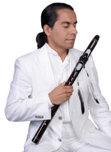 Erick Rivas musicoterapeuta con instrumentos de música de meditación México