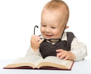 bebe leyendo
