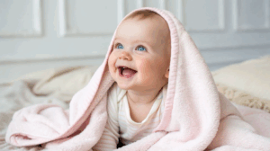 Bebé sonriendo en paz gracias a las meditaciones guiadas de Paty Flores