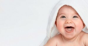 bebe-riendo