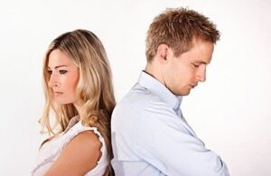 elos y control en las relaciones de pareja debido a Facebook