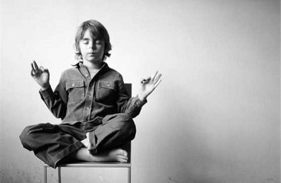 Meditación para la concentración: niño practicando paz interior
