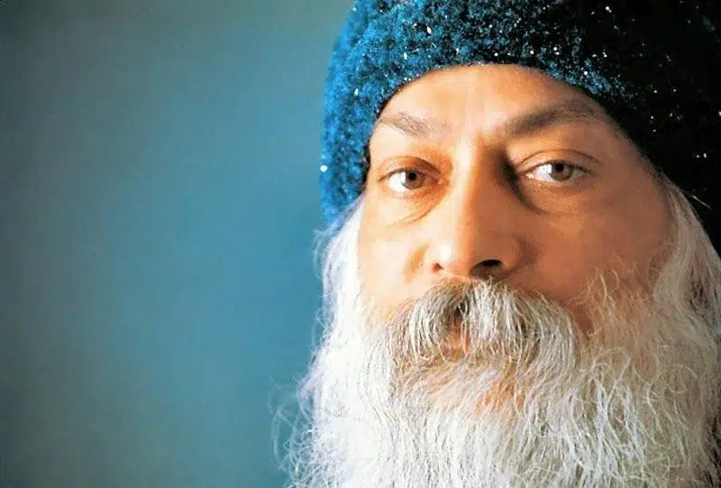 Retrato de Osho, creador de las meditaciones dinámicas