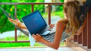 la felicidad de trabajar desde una laptop