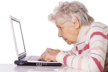 abuela escribiendo en una computadora